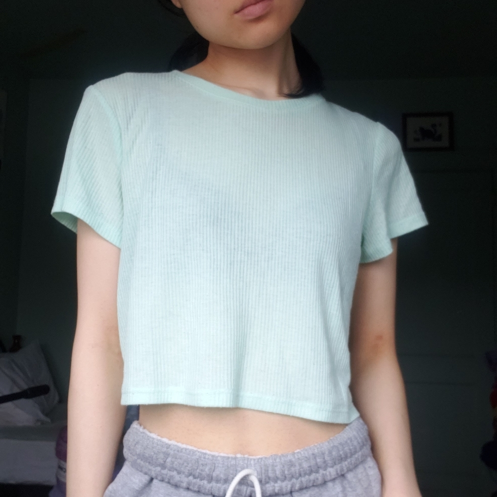 💜 2/$10 Mint crop top